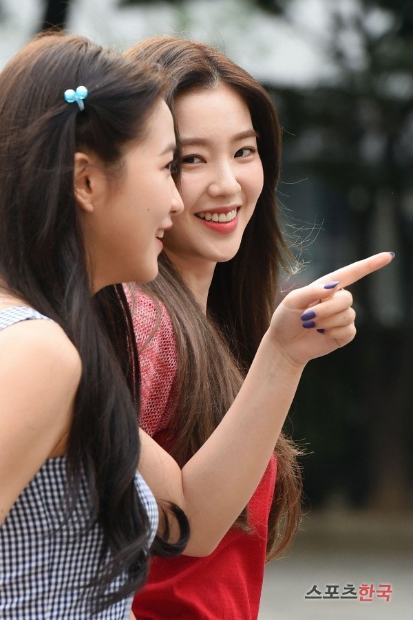 irene_core's tweet photo. Need someone to look at me, like how Irene looks at Yeri. With pure adoration. https://t.co/HIsXU4bUtZ
