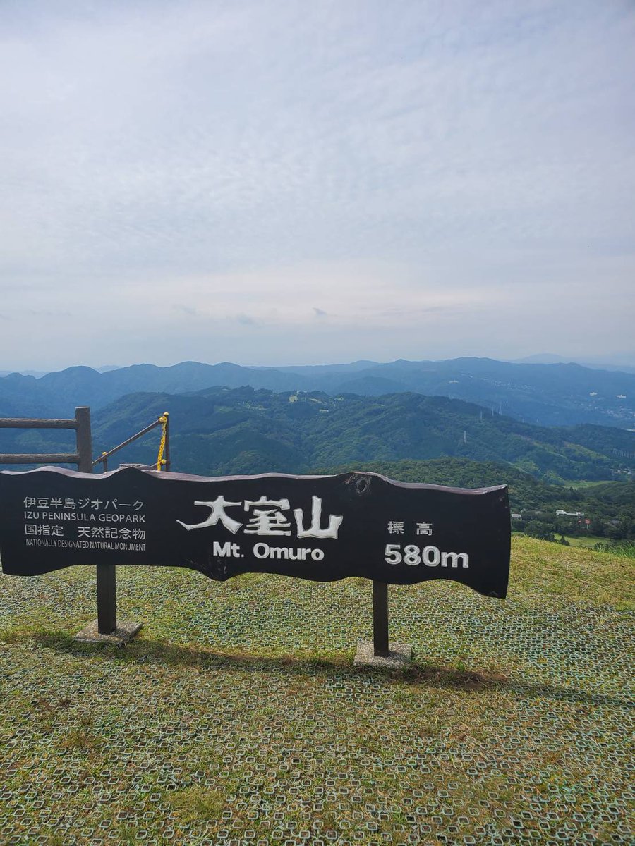 公式 伊豆 伊東観光ガイド ゆるキャン ファンのみなさま 本日 大室山 にアニメ ゆるキャン Season2 のロケ地看板が設置されました リフトで山頂に登ると 降りてすぐの売店前に看板がございます 大室山にいらした際はぜひチェック シェア 公式 伊豆 伊東観光ガイド ゆるキャン ファンのみなさま 本日 大室山 にアニメ ゆるキャン Season2 のロケ地看板が設置されました リフトで山頂に登ると 降りてすぐの売店前に看板がございます 大室山にいらした際はぜひチェック シェア