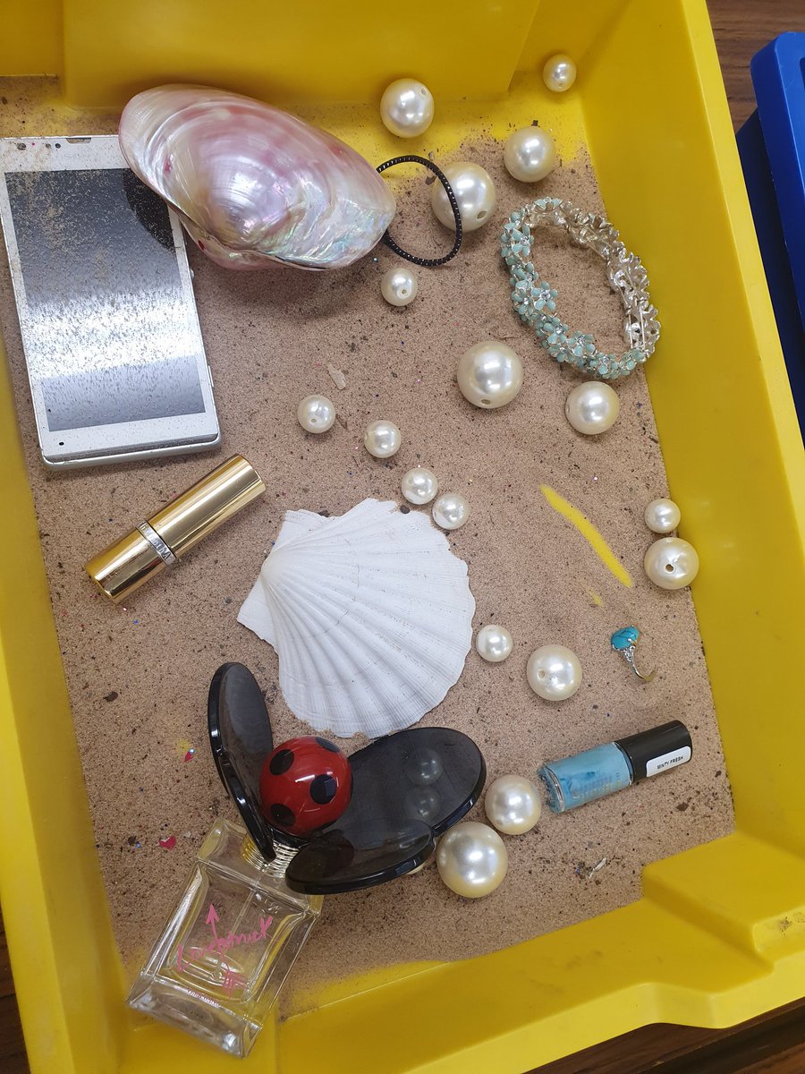 MissCTuplin's tweet photo. This week we're using Flotsam trays inspired by the picture book to create a character description. Year 3 and 4 are so excited! @RachelJeffery1 @SpilsbyPrimary @InfinityAcad #Englishhook #BlueAbyss https://t.co/cZFxLN5QwP