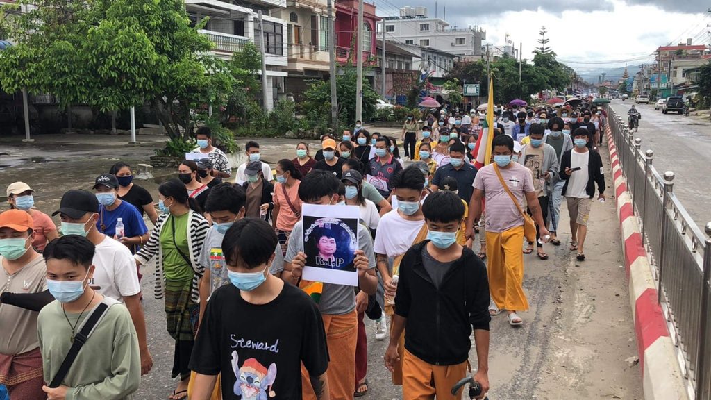 hannayuri_twt's tweet photo. Locals are protesting against the SSPP in Namkham today at 1 p.m. because the SSPP has refused to hand over the body of a resident who was killed in detention by the SSPP / SSA on June 28 in Namkham Township, Northern Shan State. 

#June28Coup #WhatsHappeningInMyanmar https://t.co/bmOnm9GqW9
