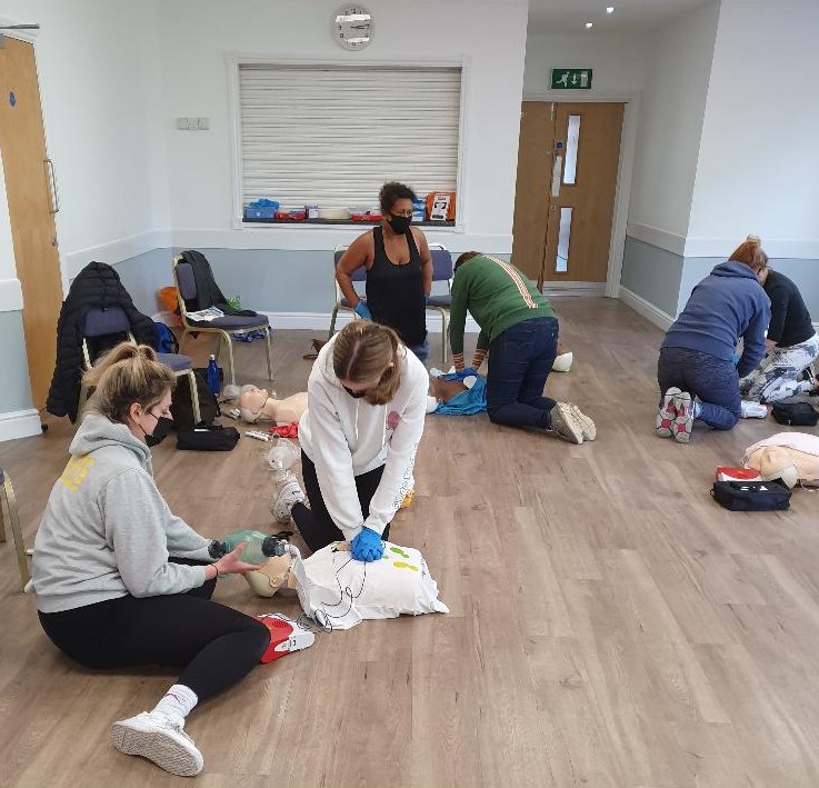 LifelineTrg's tweet photo. Well done @EnglandNetball coaches &amp; volunteers at 
@ClanNetball @SaracensMavs @NetballRaf completing 
@Qualsafe L3 EFAW with netball scenarios to help create safer environments for all. Led by @BrettSBader. Promoting @what3words @ResusCouncilUK @GoodSamApp @ThecitizenAID apps. https://t.co/c8VQ4qBXAP
