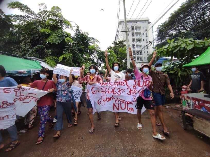 Myanmar_Now_Eng's tweet photo. Youths in Yangon's North Okkalapa Township staged a flash protest against Myanmar's military regime this morning (Jun 28). 

Photos: CJ

#WhatsHappeningInMyanmar https://t.co/0yyii0Sr1Z