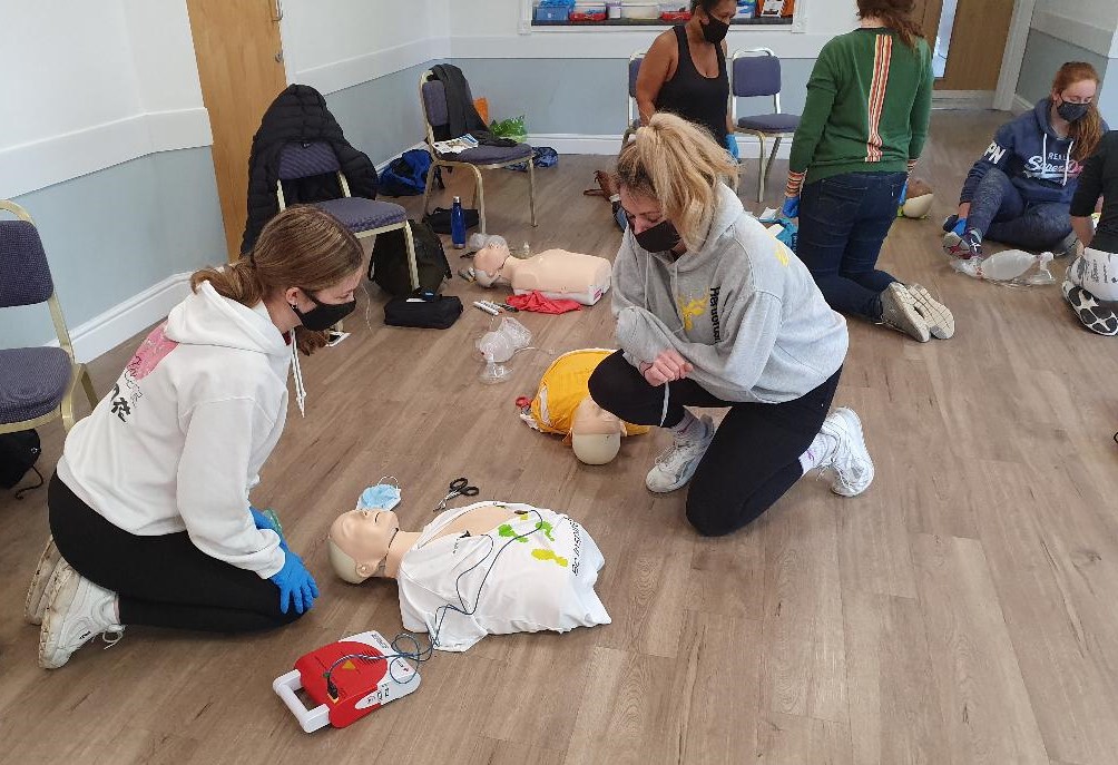 LifelineTrg's tweet photo. Well done @EnglandNetball coaches &amp; volunteers at 
@ClanNetball @SaracensMavs @NetballRaf completing 
@Qualsafe L3 EFAW with netball scenarios to help create safer environments for all. Led by @BrettSBader. Promoting @what3words @ResusCouncilUK @GoodSamApp @ThecitizenAID apps. https://t.co/c8VQ4qBXAP