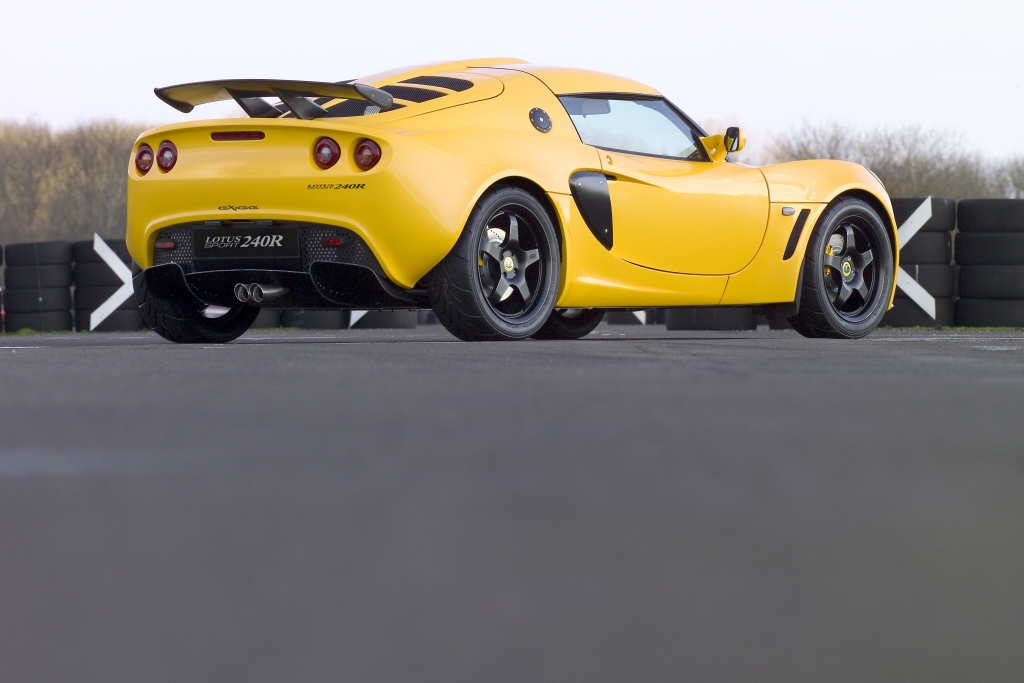ClubLotusFrance's tweet photo. Lotus Exige 240R, présentée officiellement lors du Salon de Genève GIMS 2005,assemblée par Lotus Sport & produite à 50 exemplaires, bref une perle rare à collectionner sans concession ! #Lotus #Exige #240R #GIMS2005 #LotusSport #MyLotus #ForTheDrivers @lotuscars @ClubLotusFrance https://t.co/XvQaSLlf3W