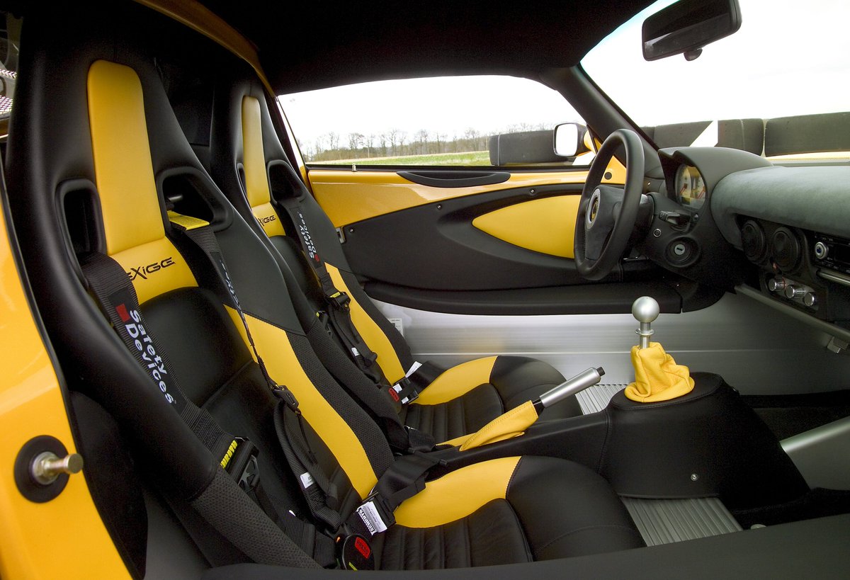 ClubLotusFrance's tweet photo. Lotus Exige 240R, présentée officiellement lors du Salon de Genève GIMS 2005,assemblée par Lotus Sport & produite à 50 exemplaires, bref une perle rare à collectionner sans concession ! #Lotus #Exige #240R #GIMS2005 #LotusSport #MyLotus #ForTheDrivers @lotuscars @ClubLotusFrance https://t.co/XvQaSLlf3W