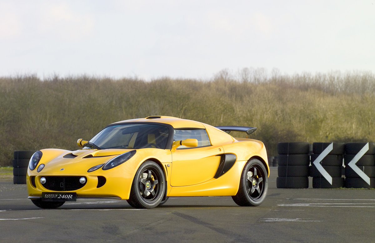 ClubLotusFrance's tweet photo. Lotus Exige 240R, présentée officiellement lors du Salon de Genève GIMS 2005,assemblée par Lotus Sport & produite à 50 exemplaires, bref une perle rare à collectionner sans concession ! #Lotus #Exige #240R #GIMS2005 #LotusSport #MyLotus #ForTheDrivers @lotuscars @ClubLotusFrance https://t.co/XvQaSLlf3W