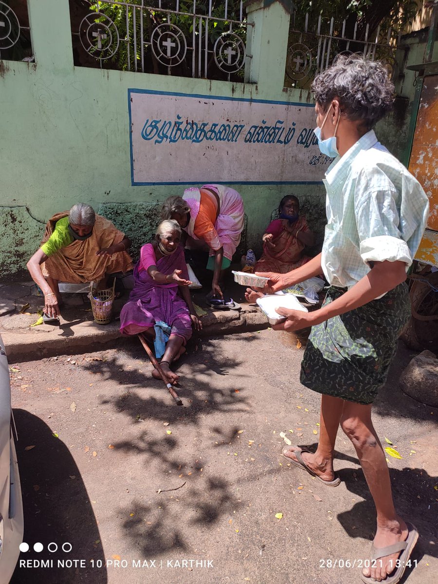 SMACK_TWA's tweet photo. *நாள் : 27*

இல்லாதவற்கும் இயலாதவற்கும் இலவச உணவு வழங்கும் நிகழ்வு. 
இன்று 30 பேருக்கு மதிய உணவு வழங்கப்பட்டது❤️🤝🏻 

இடம் :  பூம்புகார் நகர் &amp; சீனிவாச நகர் சந்திப்பு

சாப்பாடு: பிரிஞ்சி சாதம். 

அன்பளிப்பு: *Jaya*🙏🏻❤️

*SMACK TEAM*❤️🤝🏻 https://t.co/jVN1oxUJ0O