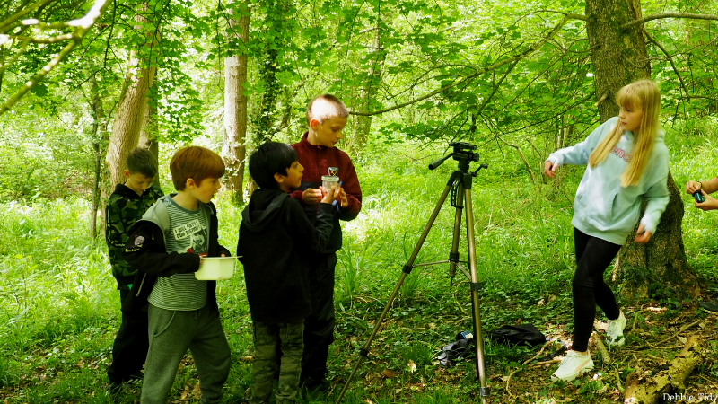 avonwt's tweet photo. Day 28 of #30DaysWild and for today's #RandomActofWildness why not make your own wildlife film, like these students on a school visit to Folly Farm last week? It's a really nice way to get to know a subject and see it from many different angles!
https://t.co/pCYmF7jg8W https://t.co/VEbEEKdPbb