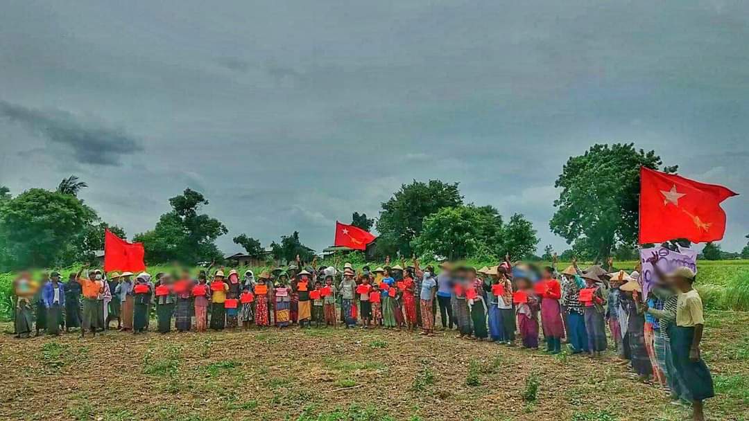 Protesters waving flags as a sign of success in the revolution. 

Residents from #Madaya Tsp,
#Mandalay held a marching protest against the military dictatorship on June28.

#June28Coup #WhatsHappeningInMyanmar #RecognizeNUG