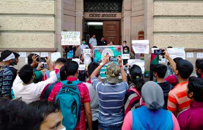 TFGfootball's tweet photo. Tensions are flaring up once again between #MohunBagan fans and their team management over a controversial website, with #Mariners reiterating their demand to remove 'ATK' prefix from the team's brand name...
READ: https://t.co/y9KLXuK5YC
#HeroISL #indianfootball #FanProtests https://t.co/JpIzX8xoCg