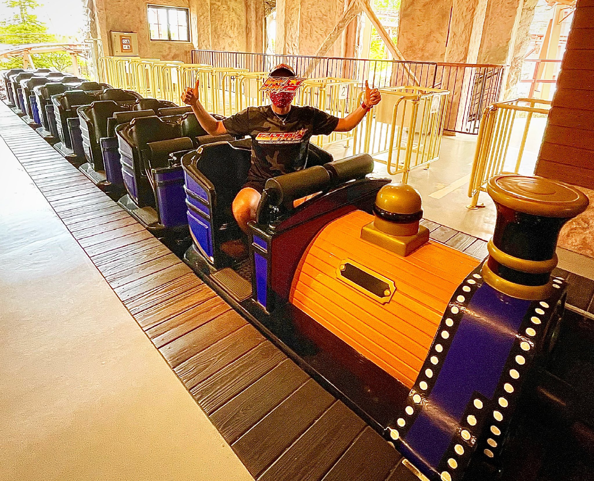 ジェットコースター男 公式 志摩スペイン村のグランモンセラーに乗ったぞ 中規模のジェットコースターですが 岩山スレスレや池の上を猛スピードで走行するので迫力満点 ジェットコースターが苦手な人も頑張れば乗れるレベルなのにマニア受けする