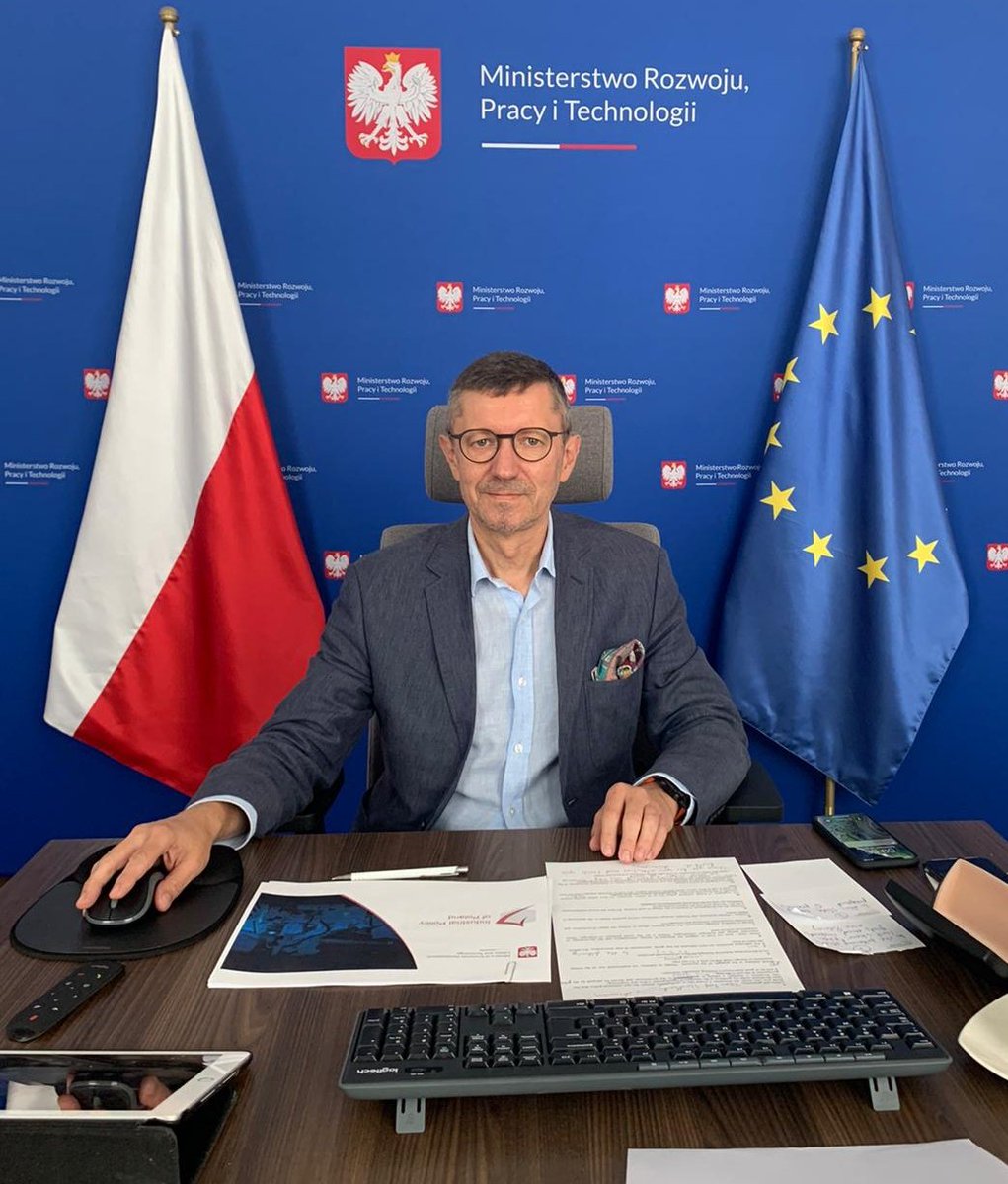 MRiTGOVPL's tweet photo. O nowej Polityce Przemysłowej 🇵🇱 w kontekście wyzwań związanych z systemem transportu i logistyką mowił dzisiaj min.Robert #Tomanek podczas międzynarodowej konferencji #TransportProblems na @Politechnika w @umkatowice. https://t.co/iKZqmjcjRb