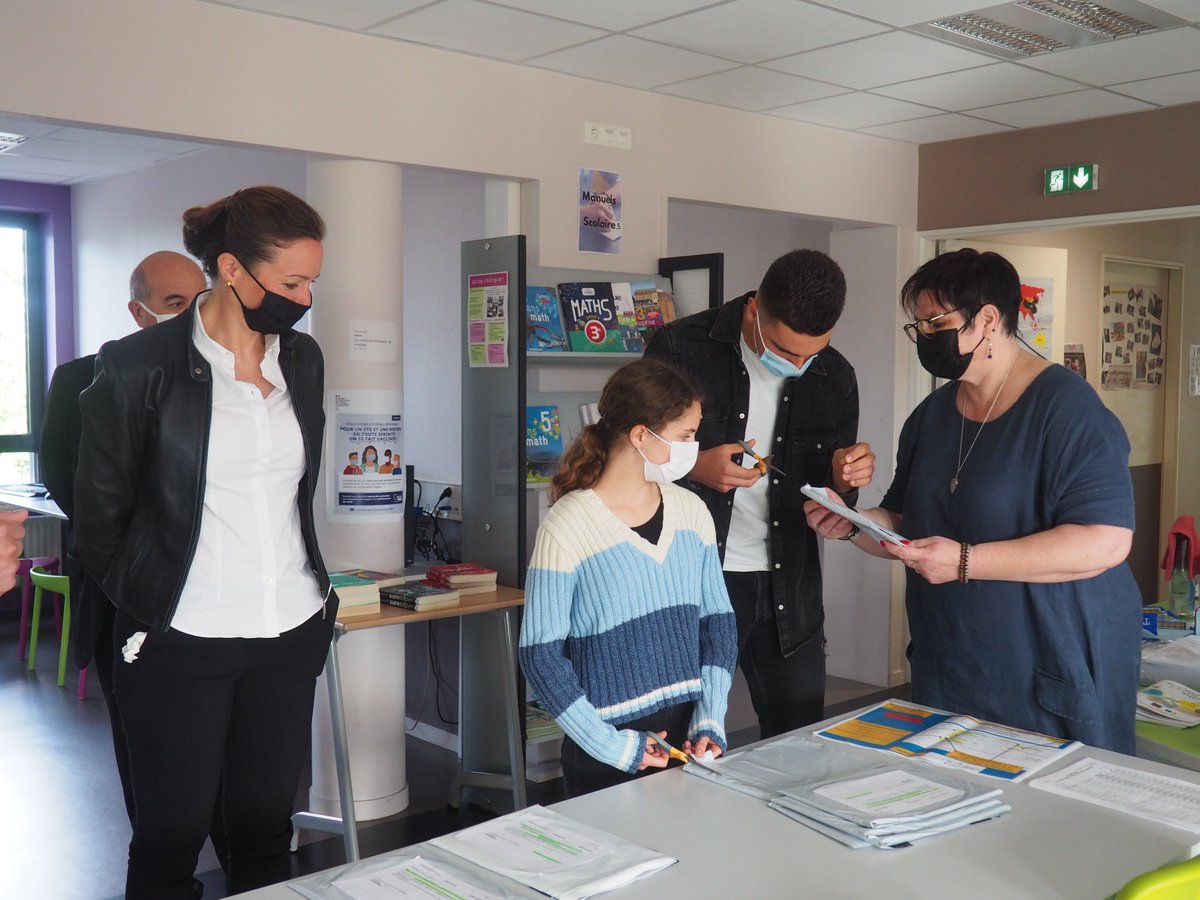 acpoitiers's tweet photo. #dnb2021| Lancement des épreuves du diplôme national du #Brevet @RostandClg #NeuvilledePoitou, en présence de la rectrice @BndicteRobert 

Tous nos encouragements aux 21 453 élèves de 3e de l'académie de #Poitiers qui composent pour leur tout premier examen  💪💪 https://t.co/QE4mRSyySF