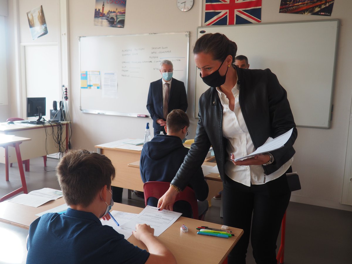 acpoitiers's tweet photo. #dnb2021| Lancement des épreuves du diplôme national du #Brevet @RostandClg #NeuvilledePoitou, en présence de la rectrice @BndicteRobert 

Tous nos encouragements aux 21 453 élèves de 3e de l'académie de #Poitiers qui composent pour leur tout premier examen  💪💪 https://t.co/QE4mRSyySF
