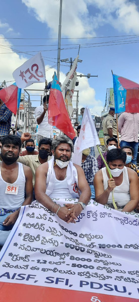 Teampolsena's tweet photo. ఇట���వల వైసీపీ రాష్ట్ర ప్రభుత్వం విడుదల చేసిన ఉద్యోగ కాలెండరుని నిరసిస్తూ విద్యార్థి సంఘాల ఆధ్వర్యంలో నిర్వహించిన నిరసన ర్యాలీకి మద్దతుగా పాల్గొన్న #శ్రీకాకుళం ఆముధాలవలస జనసేన నాయకులు @JSPRamMohan గారు
@PawanKalyan @JSPDhalam 
@TSivasankararao @bolisetti_satya https://t.co/F0fdQrYykd