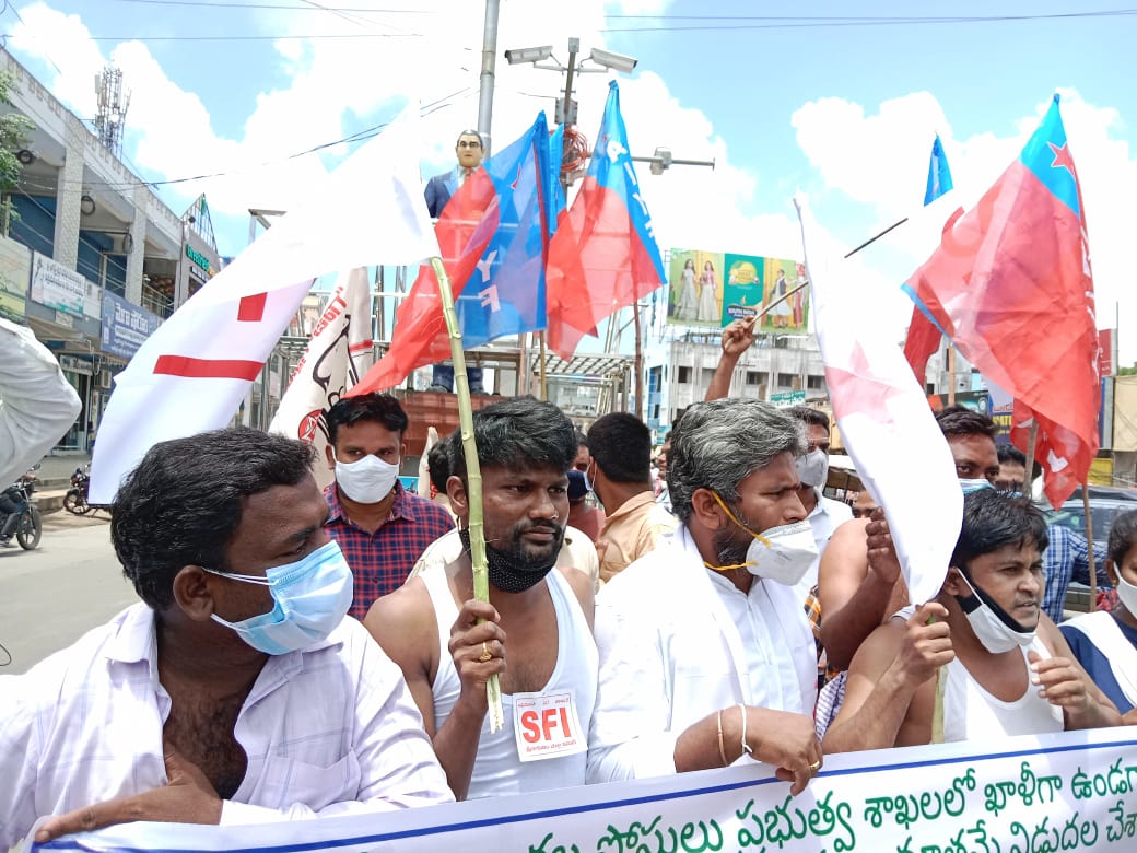 Teampolsena's tweet photo. ఇట���వల వైసీపీ రాష్ట్ర ప్రభుత్వం విడుదల చేసిన ఉద్యోగ కాలెండరుని నిరసిస్తూ విద్యార్థి సంఘాల ఆధ్వర్యంలో నిర్వహించిన నిరసన ర్యాలీకి మద్దతుగా పాల్గొన్న #శ్రీకాకుళం ఆముధాలవలస జనసేన నాయకులు @JSPRamMohan గారు
@PawanKalyan @JSPDhalam 
@TSivasankararao @bolisetti_satya https://t.co/F0fdQrYykd