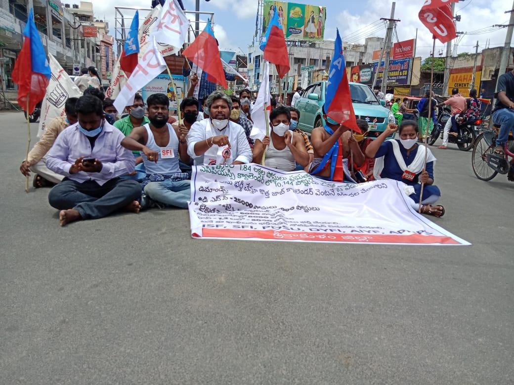Teampolsena's tweet photo. ఇట���వల వైసీపీ రాష్ట్ర ప్రభుత్వం విడుదల చేసిన ఉద్యోగ కాలెండరుని నిరసిస్తూ విద్యార్థి సంఘాల ఆధ్వర్యంలో నిర్వహించిన నిరసన ర్యాలీకి మద్దతుగా పాల్గొన్న #శ్రీకాకుళం ఆముధాలవలస జనసేన నాయకులు @JSPRamMohan గారు
@PawanKalyan @JSPDhalam 
@TSivasankararao @bolisetti_satya https://t.co/F0fdQrYykd