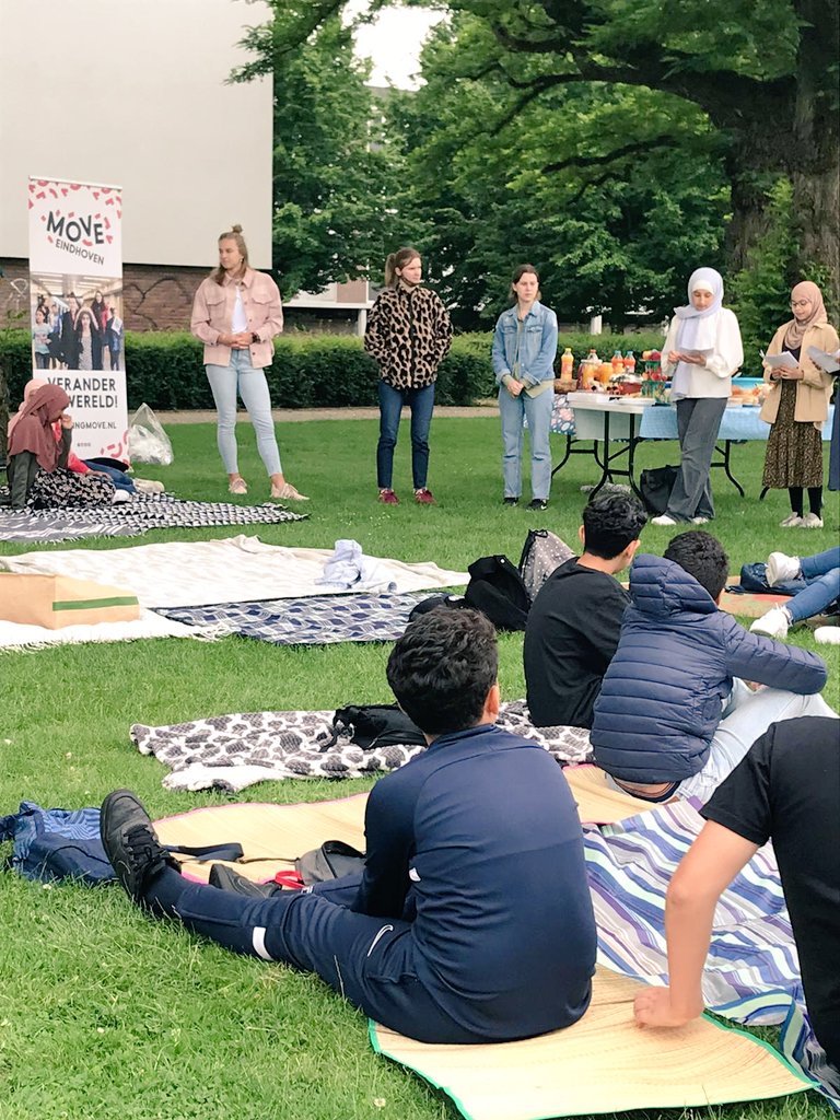 StMoveEindhoven's tweet photo. Vorige week vond de afsluiting plaats van het project op de Tarieq Ziyad Ibnoe! Een #buurtpicknick met zelfgemaakte #gezondehapjes en #sportspellen voor een actieve middag! Helemaal zelf georganiseerd - en met een speech officieel geopend - door de kinderen en studenten! #samen https://t.co/A370PpgvOU