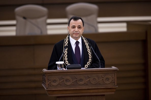 Anayasa Mahkemesi Başkanı Zühtü Arslan:
"Mahkemelerin adalet arayışına cevap veremediği yerde hukuk dışı arayışların ortaya çıkması kaçınılmazdır"