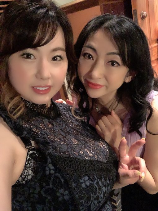 クラウドファンディングオフ会に参加された皆様、ありがとうございました✨🙇&zwj;♀️ 皆様の深い愛情を感じました💗 私物付シャンパンも入れて戴き感謝感激✨😭 (私物が何だったかは内緒🙊) これからもSHUNGA並びに推し女優さんをよろしくお願いします🙇&zwj;♀️  事務所の大先輩・青木りんちゃんと撮れた🎵