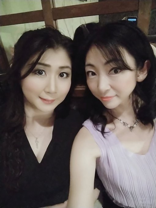 クラウドファンディングオフ会に参加された皆様、ありがとうございました✨🙇&zwj;♀️ 皆様の深い愛情を感じました💗 私物付シャンパンも入れて戴き感謝感激✨😭 (私物が何だったかは内緒🙊) これからもSHUNGA並びに推し女優さんをよろしくお願いします🙇&zwj;♀️  事務所の大先輩・青木りんちゃんと撮れた🎵