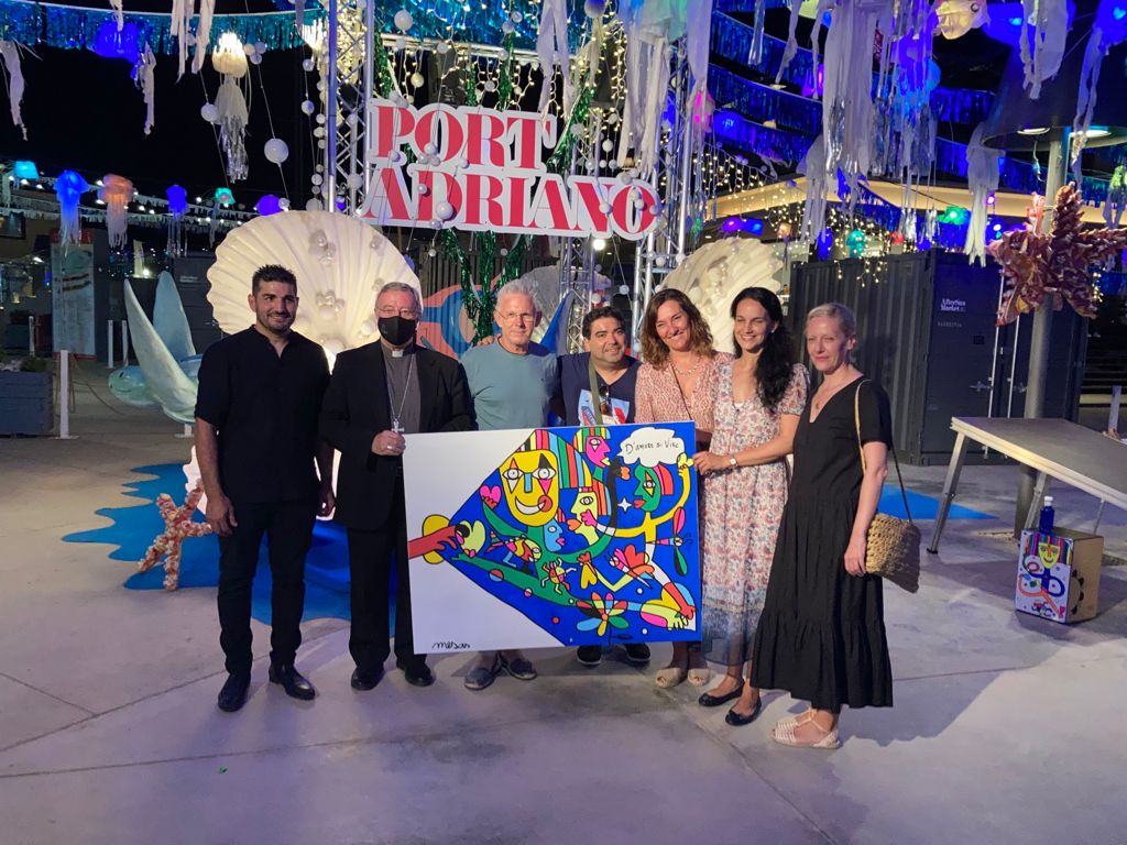 caritasmallorca's tweet photo. L'artista #JoseLuisMesas ha donat a @caritasmallorca un obra realitzada aquest cap de setmana a la Fira de Aftersun Market de #PortAdriano. Mn. Bisbe Taltavull així com la directora i el delegat de l'entitat li varen agrair en persona aquest gest de generositat
#CadaGestCompta https://t.co/vQE5qXqs95
