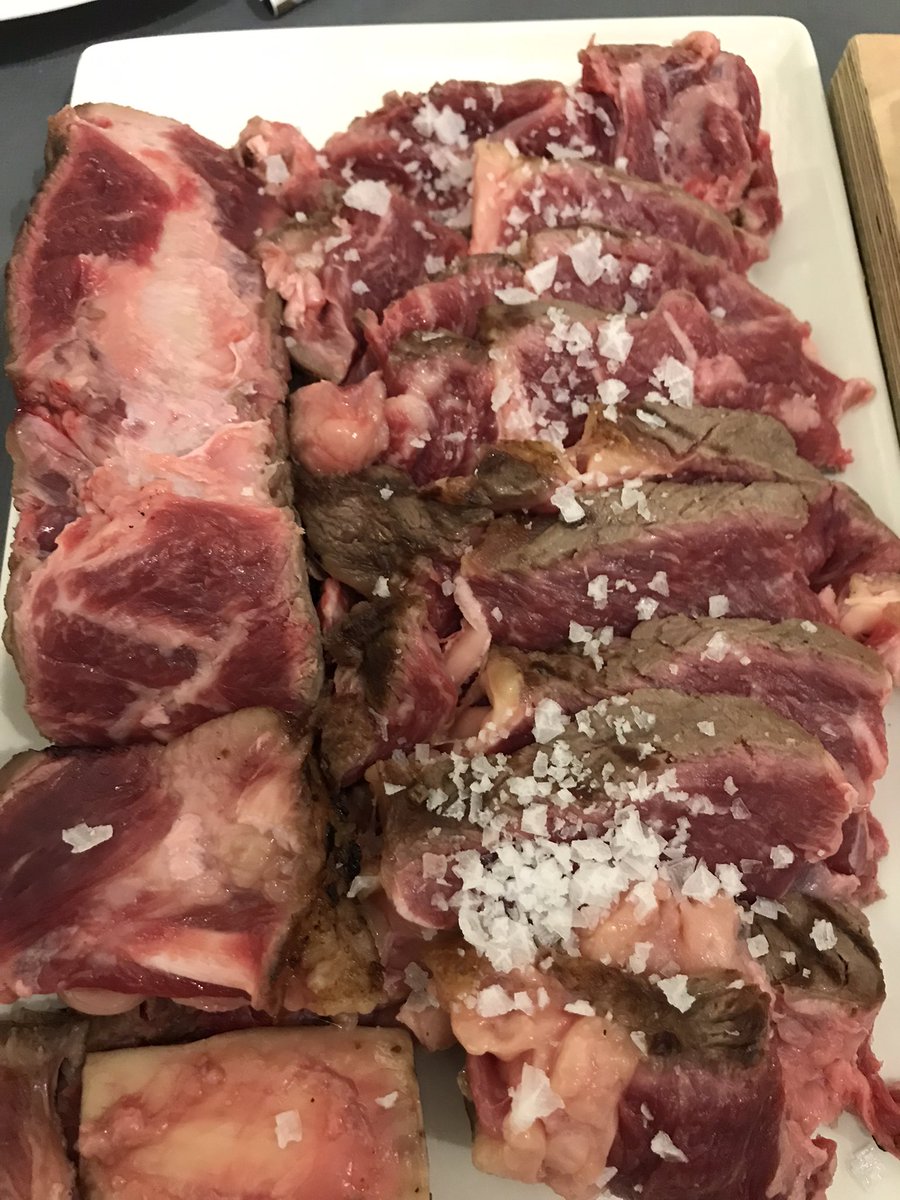 inigoladronm's tweet photo. Restaurante @ColmadoIberico #jamón5J, #ibéricos, buen servicio! 😋😍👍🏻👏🏻😜 #colmado #5J #chuleta #mollejas #chorizo #lomo #salchichon #colmadoibérico #bilbao #bilbo #elbotxo #botxo #botxito #bilbaocentro #urquijo #alamedaurquijo #gastro #gastronomía #igersgastro #igersgastronomía https://t.co/WUkPRXvZq1
