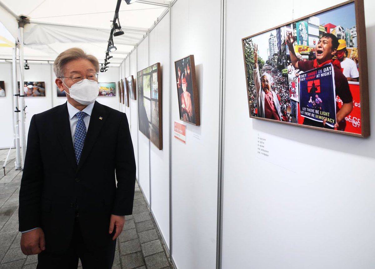Aung76027969's tweet photo. In Suwon,South Korea,Gyeonggi Governor Lee Jae-myung &amp; #Myanmar citizens show 3-finger salutes,at a picture exhibition on the Southeast Asian country's democratization against the 1 February #militarycoup. #RecognizeNUG #June28Coup #WhatsHappeningInMyanmar https://t.co/1CQlfPVpSw