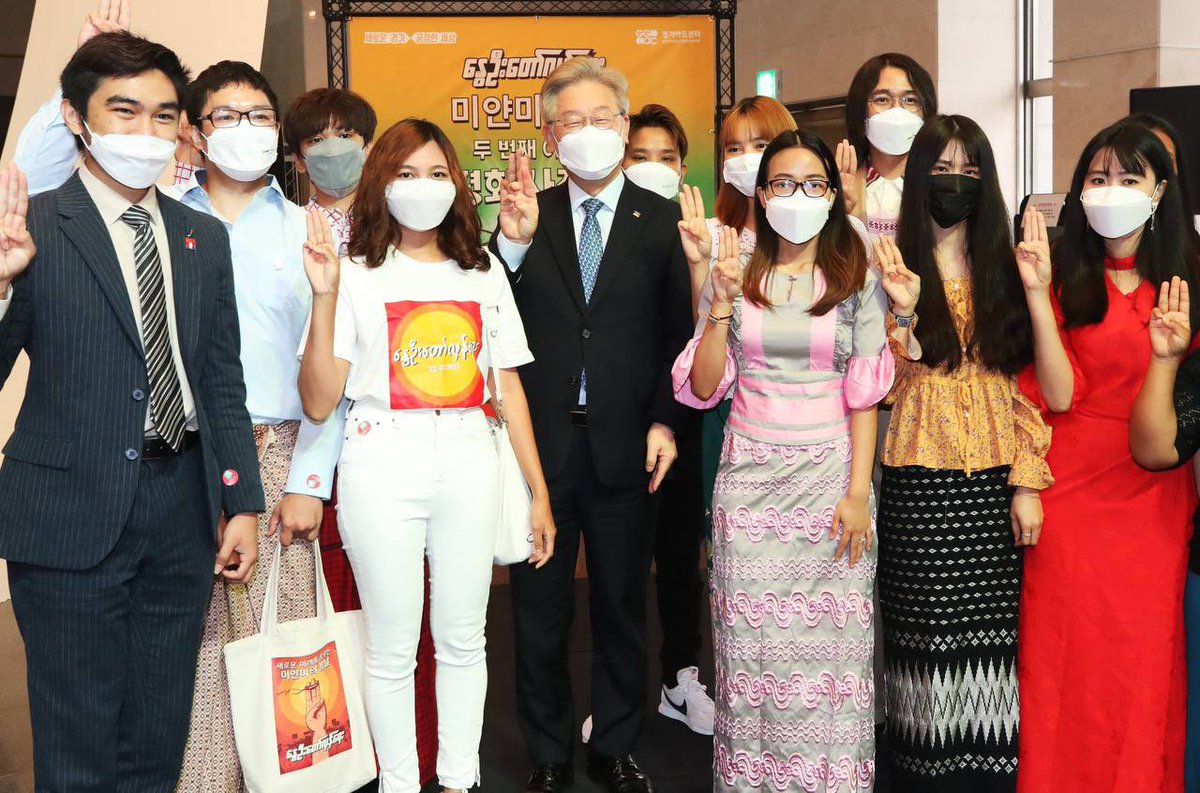 Aung76027969's tweet photo. In Suwon,South Korea,Gyeonggi Governor Lee Jae-myung &amp; #Myanmar citizens show 3-finger salutes,at a picture exhibition on the Southeast Asian country's democratization against the 1 February #militarycoup. #RecognizeNUG #June28Coup #WhatsHappeningInMyanmar https://t.co/1CQlfPVpSw