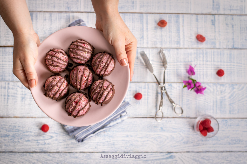 Oggi vi proponiamo una ricetta golosa #crudista, #raw, o #nobake (come preferite 😄). L'importante è non accendere il forno d'estate e gustare ricette fresche, no?
La ricetta dei #raspberry #macaroons la trovate qui: 
assaggidiviaggio.it/2021/06/raspbe…
#macaron
