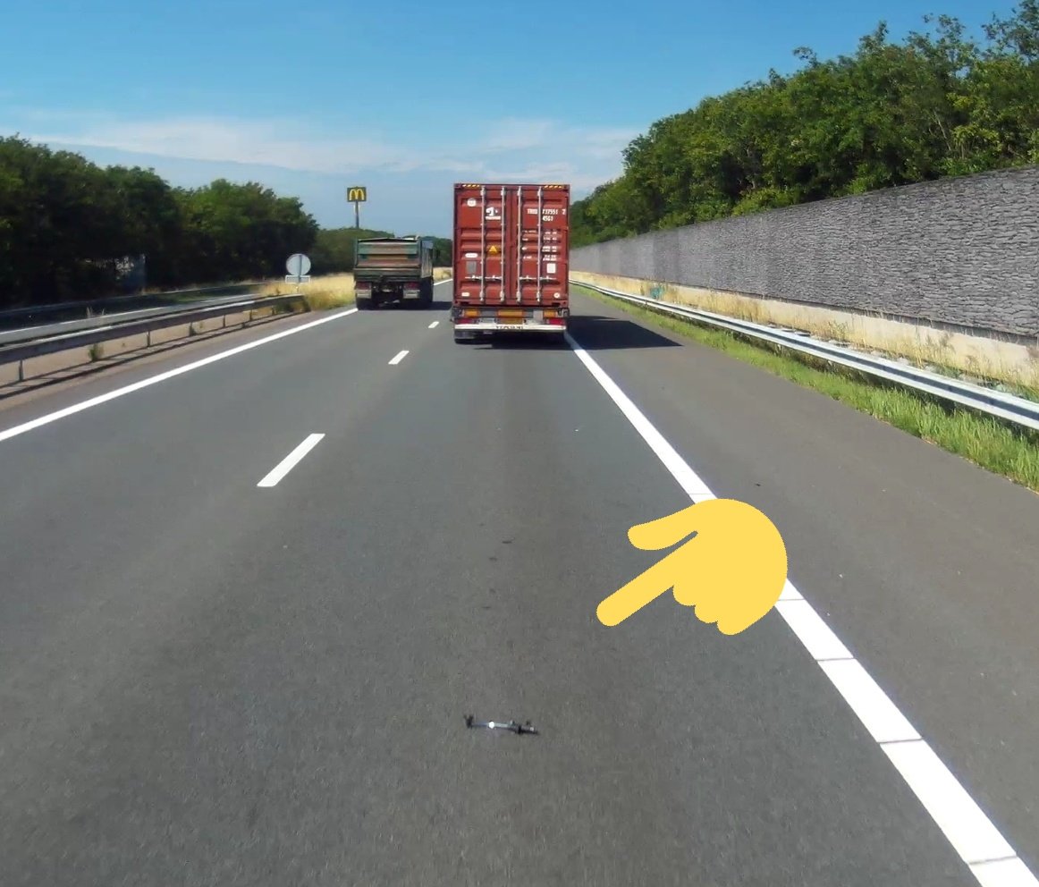 tonnieontour's tweet photo. β οΈ | Beste @RWSverkeersinfo, op de #a18 thv #doetichem hmp 202.4li ligt een stukje ijzeren spiegelsteun op rs2. Is het mogelijk om een weginspecteur aan te sturen om dit voorwerp te verwijderen? https://t.co/I8J43hmJ6q