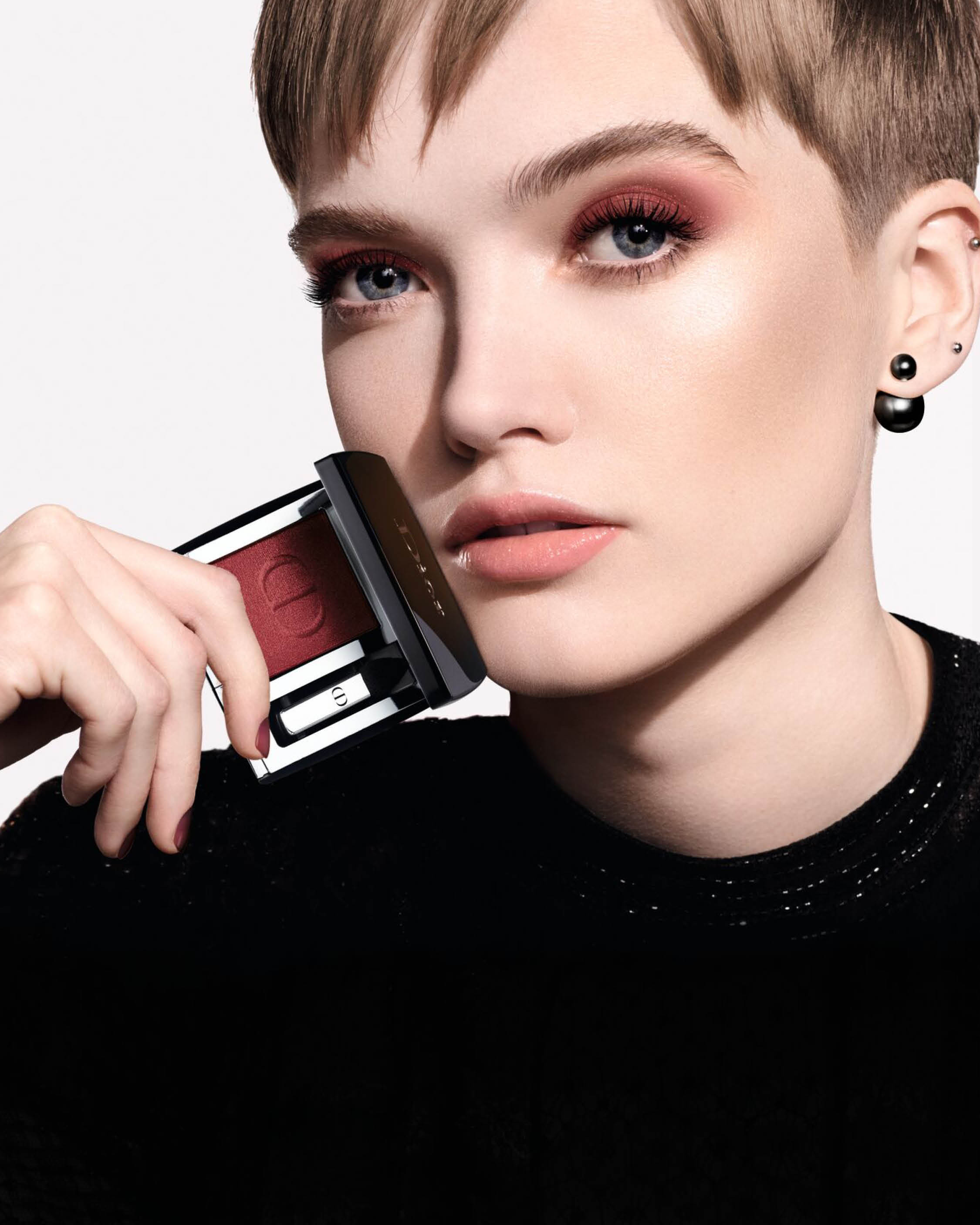 Dior Beauty Japan モノ クルール クチュール 4 ルージュ トラファルガー ディオールの歴史的なファッションショーに登場したレッド ドレスをイメージした 深みのあるアンティーク レッド メゾンを象徴するカラーと生質感の5つの仕上がりで目元を