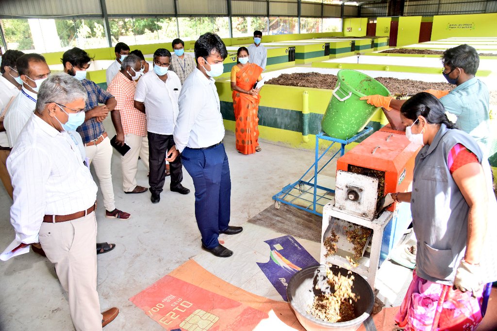 CbeCorp's tweet photo. #கோயம்புத்தூர் மாநகராட்சி வார்டு எண்.90 கோவைப்புதூர் பகுதியில் உள்ள #MicroCompostingCentre மக்கும் கழிவுகளைக் கொண்டு உரம் தயாரிக்கும் பணிகள் நடைபெறுவதை மாநகராட்சி ஆணையாளர் &amp; தனி அலுவலர் திரு.ராஜ கோபால் சுன்கரா இ.ஆ.ப., அவர்கள் நேரில் பார்வையிட்டு ஆய்வு செய்தார்.
#CCMC 
#Coimbatore https://t.co/ksdr93XifP