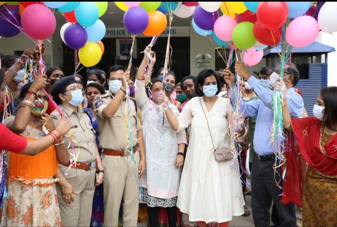 Ravi_1836's tweet photo. @RadhikaTrust 🇮🇳 

On the #occasion of #worldprideday Ms @TanguturuReddy has #Distributed #Medicine #Rationkits #Sarees to #Transgenders by organising in collaboration with @cyberabadpolice @cpcybd @SCSC_Cyberabad

 @KTRTRS @HiHyderabad @TelanganaDGP @TelanganaCOPs @sheteamcybd https://t.co/JStzd0Myj6