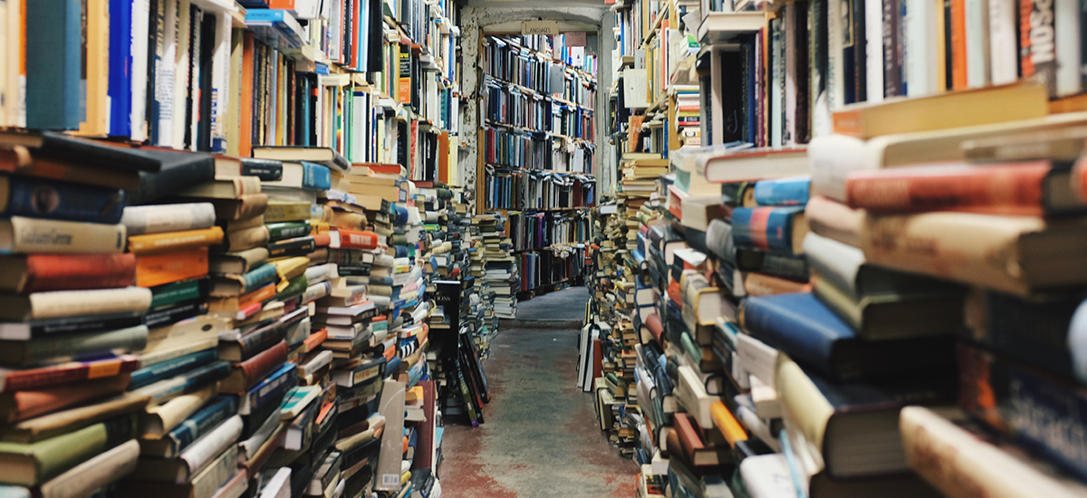 revistamercurio's tweet photo. Hasta hace poco, lidiar con un volumen generoso de #libros provocaba problemas de almacenamiento y ordenación que han dado forma a un subgénero literario sobre bibliotecas y sus conflictos. 

#RobertoCalasso @AnagramaEditor
@AbramskySasha 
#JacquesBonnet

https://t.co/UhV0Y1TVs0 https://t.co/LV7uGt30vx
