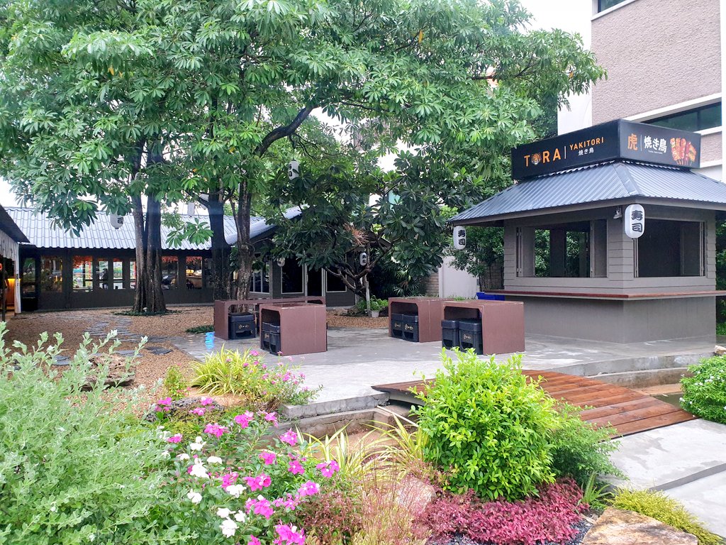 triplepreview's tweet image. จะกินอาหารหรือกินบรรยากาศ ไม่ต้องเลือกให้เสียเวลา ขับรถมาที่ 📍CRAZY SUSHI ซ.รามคำแหง110 หมู่บ้านสัมมากร ซาซิมิดี ข้าวปั้นโอเค แต่ข้าวหน้าเนื้อหน้าหมูไม่ค่อยประทับใจค่ะ บรรยากาศดีริมทะเลสาบ แต่วันที่เราไป ฝนตก เป็นเศร้าแท้ ราคามาตรฐานทั่วไปค่ะ #TriplePreview @Kin24hrs