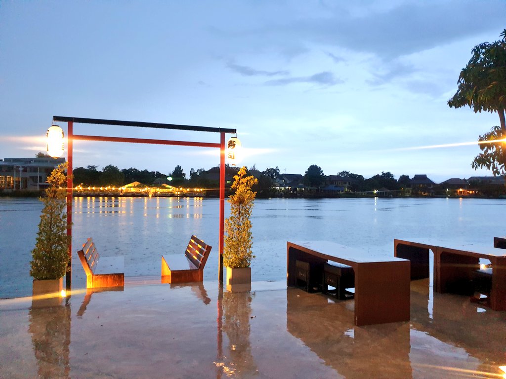 triplepreview's tweet image. จะกินอาหารหรือกินบรรยากาศ ไม่ต้องเลือกให้เสียเวลา ขับรถมาที่ 📍CRAZY SUSHI ซ.รามคำแหง110 หมู่บ้านสัมมากร ซาซิมิดี ข้าวปั้นโอเค แต่ข้าวหน้าเนื้อหน้าหมูไม่ค่อยประทับใจค่ะ บรรยากาศดีริมทะเลสาบ แต่วันที่เราไป ฝนตก เป็นเศร้าแท้ ราคามาตรฐานทั่วไปค่ะ #TriplePreview @Kin24hrs