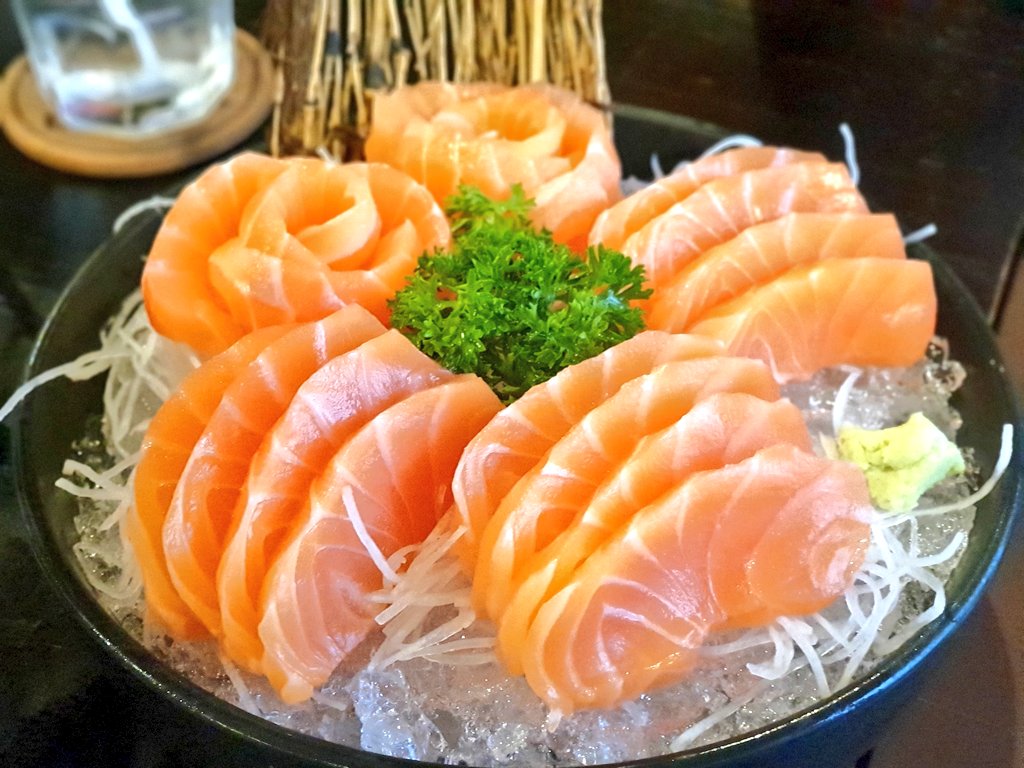 triplepreview's tweet image. จะกินอาหารหรือกินบรรยากาศ ไม่ต้องเลือกให้เสียเวลา ขับรถมาที่ 📍CRAZY SUSHI ซ.รามคำแหง110 หมู่บ้านสัมมากร ซาซิมิดี ข้าวปั้นโอเค แต่ข้าวหน้าเนื้อหน้าหมูไม่ค่อยประทับใจค่ะ บรรยากาศดีริมทะเลสาบ แต่วันที่เราไป ฝนตก เป็นเศร้าแท้ ราคามาตรฐานทั่วไปค่ะ #TriplePreview @Kin24hrs