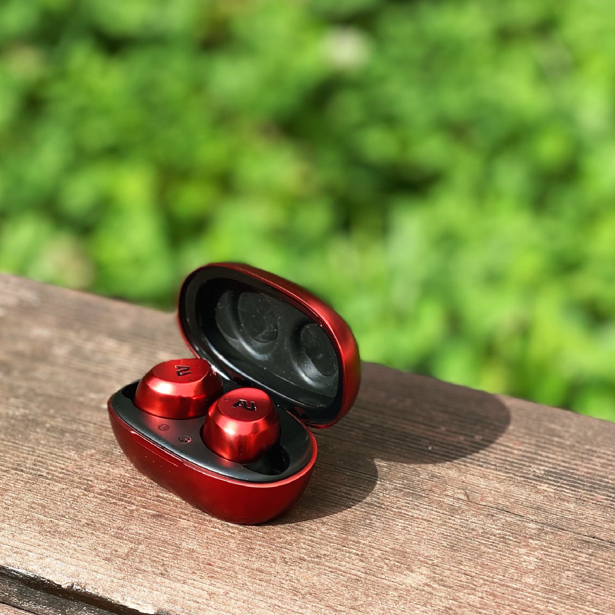 Ausounds_jp's tweet photo. 強い日差しにメタリックなレッドカラーが印象的なAU-Stream Hybridをはじめ、音質に定評のあるAusounds製品が7月31日までサマーセールキャンペーン中です！
全品約30%オフのこのご機会に、是非ご購入をご検討くださいませ❕

#ausounds #austreamhybrid #audio #anc #summersale #sale https://t.co/JcmJvU74Lp
