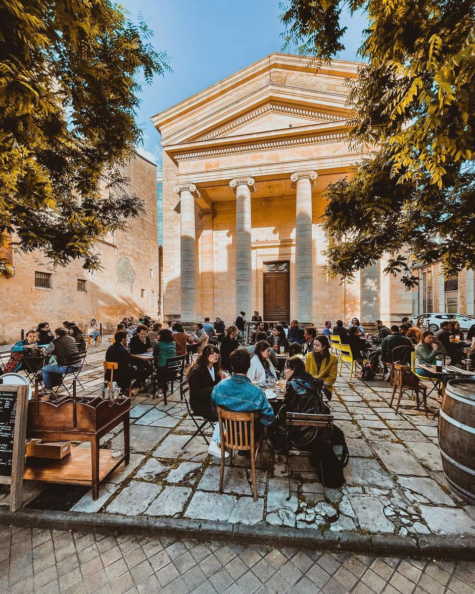 Promenez-vous dans le quartier des Chartrons et vous tomberez sur des moments de convivialité comme celui-ci 👒 La Dolce Vita à la bordelaise 🥰 📸 Celestin_ctd via Instagram
