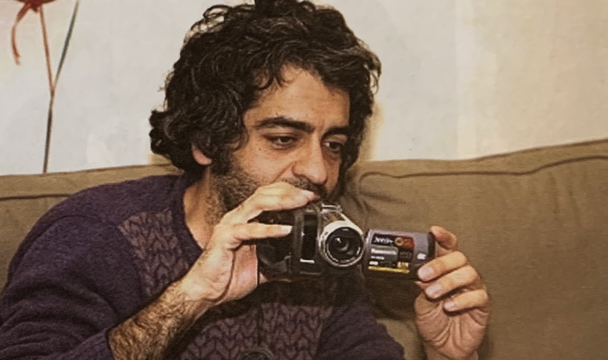 نیما عباس‌پور، فیلم‌ساز و منتقد، در شماره‌ی دوم «فیلم امروز» یادداشتی درباره‌ی بابک خرمدین نوشته و دوتا داستان هم از زندگی او تعریف کرده. اولی این‌که وقتی بابک در کنکور هنر شرکت کرده به‌جای سینما رشته‌ی فرش قبول شده. اعتراض کرده که من اصلاً این رشته را انتخاب نکرده بودم،/