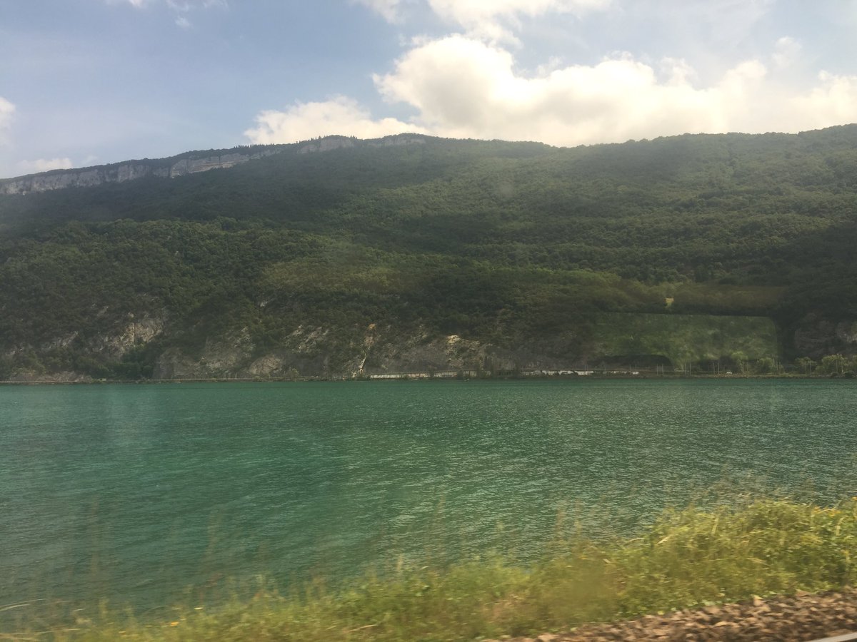 En route pour Annecy-Cran Gevrier, pour une semaine de terrain dans le cadre du programme de recherche-création Vieillir Vivant ! Il paraît qu’il fait bon vivre à Annecy. Quelle réalité derrière l’image carte postale de la ville ?