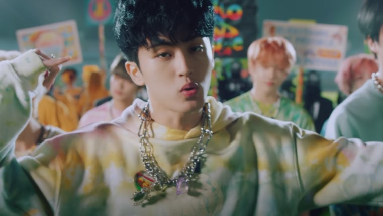 LOOKSMKL's tweet photo. it’s a #mark verse if the music stops! https://t.co/TabAvUKEn0