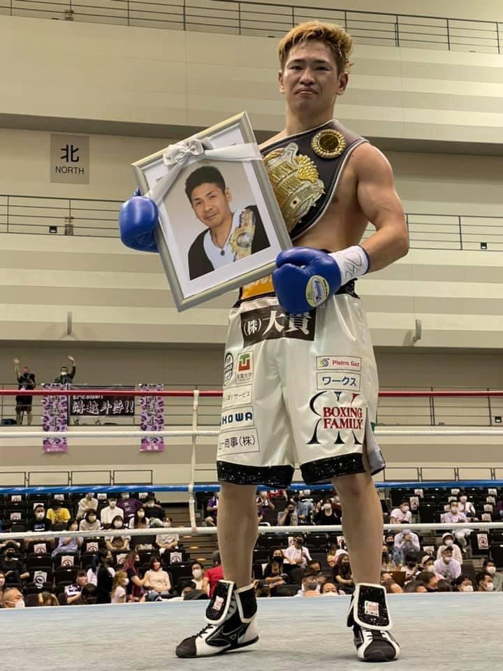 boxingharuki's tweet photo. ６月２８日　今日は父、石川トレーナーが亡くなって一年になります

父とのベルトを渡す約束守れました

このベルトは溝越斗夢選手の物で「お父さんによろしく」と言って下さり借りさせて頂いたものです
(自分のはまだ届いていません)

これからも親子鷹で頑張りますので応援よろしくお願い致します https://t.co/FZjruxg7j8