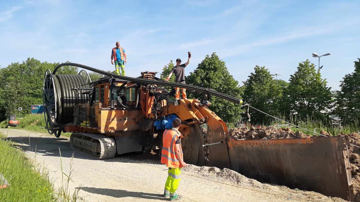 AlexDucruet_'s tweet photo. Photo d’une #trancheuse dans les #ardennes qui pose des canalisations #gaz pour permettre l’injection du #biométhane pour un territoire #100%gazvert. @GRDF https://t.co/8KvtSNQ2K4