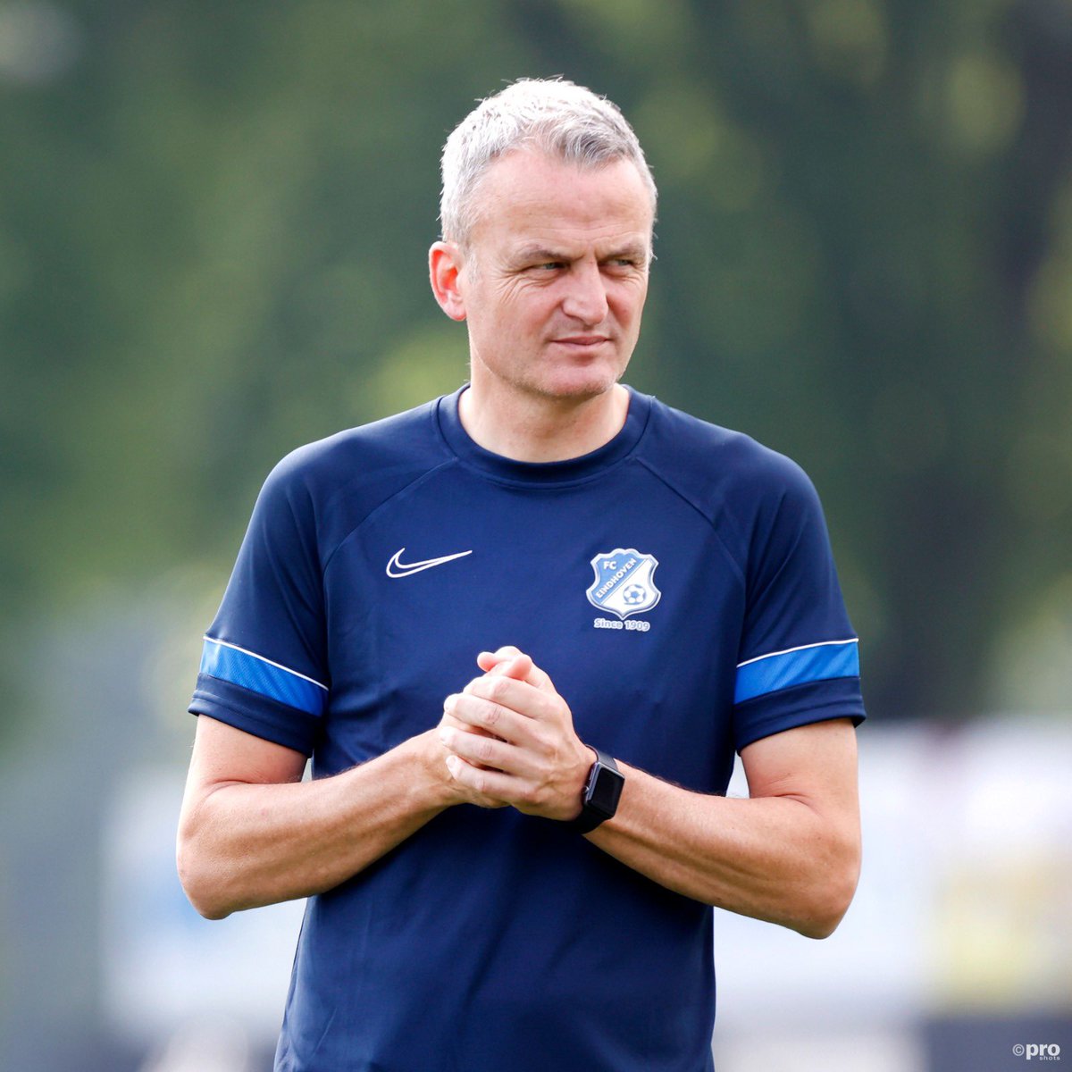 FCEindhoven's tweet photo. 𝙁𝙞𝙧𝙨𝙩 𝙙𝙖𝙮 𝙖𝙩 𝙩𝙝𝙚 𝙤𝙛𝙛𝙞𝙘𝙚! 😎

Vanmorgen stond Rob Penders voor het eerst op het veld als hoofdtrainer van FC Eindhoven. Vanmiddag om 14:00 staat er nog een veldtraining op het programma, die openbaar te bezoeken is. 😁 

#FCEindhoven #WelkomRob https://t.co/w7GbZ4BAIm