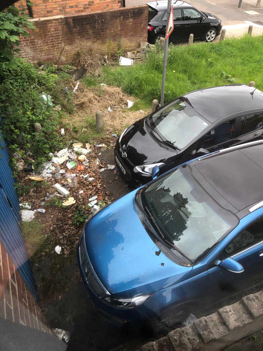 MMUNEERKHANS's tweet photo. ASAP Street clean needed by 18 Coleshill Road, #Hodgehill B36 8AA. @BhamCityCouncil @BCC_Help This is the public path that leads to the old Beaufort School. @HodgeHillResid1 @politicalhackuk https://t.co/fltspSjbbb