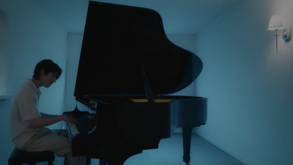 wooyasource's tweet photo. He's playing the piano, but he's made me different feelings in every pic

#한승우의_두번째_이야기_페이드
#FADE_Never_Fadeout  #승우 https://t.co/J7PWUQkAwO