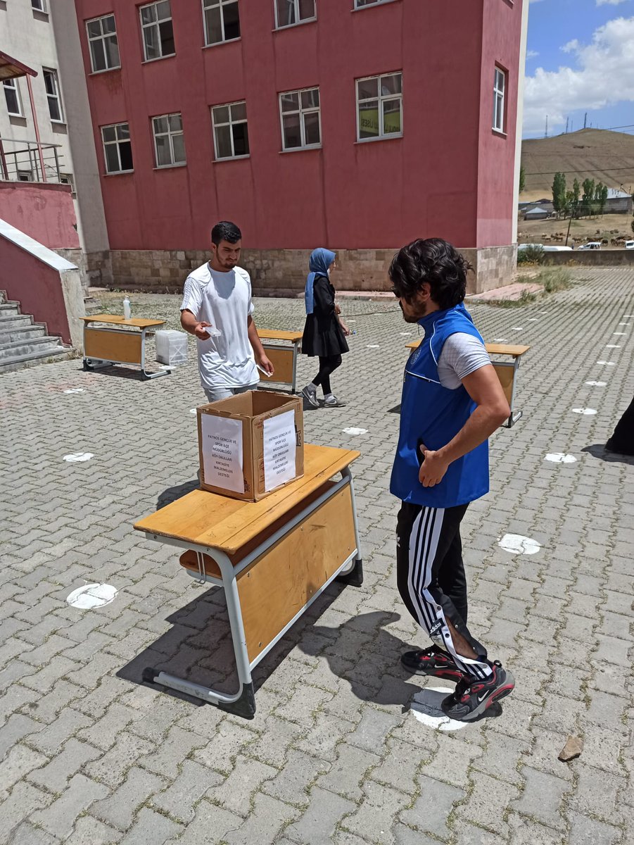 GSB_Patnos's tweet photo. "Tek kullanımlık sanma çöpe atmaya kalkma" yks 2021 sınavına giren gençlerimize sınav çıkışı Genç dönüşüm projesi kapsamında köy okullarina ulaştırılmak üzere Antrenörlerimiz ve gönüllü gençlerimizle birlikte kalemlerini topladık. @gencliksporbak @ismailcalgangsb @FatihALPASLAN04 https://t.co/zXvg1CGdl5