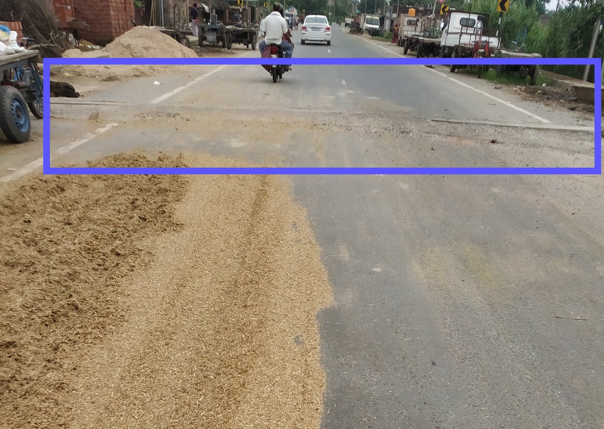 SurajKu14227704's tweet photo. जनहित के लिए मोकामा-सरमेरा सड़क NH-82 पर बनाया गया तीन ब्रेकर कतई उचित नहीं है दरअसल यह सुनियोजित तरीके से दुर्घटना को अंजाम देने का कार्य है। गौरतलब है कि यह एक टोल प्लाजा रोड भी है। 
@nitin_gadkari @NHAI_Official @RCD_Bihar @prkumar26586 https://t.co/Ag6etefgkR